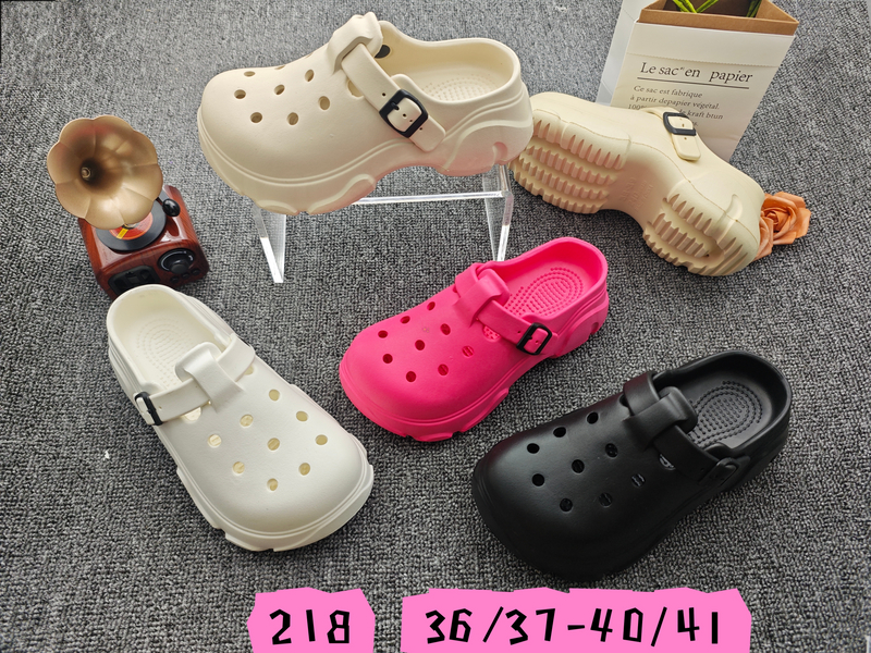 WOMAN CLOGS