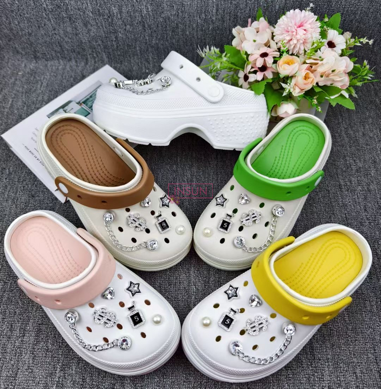 WOMAN CLOGS