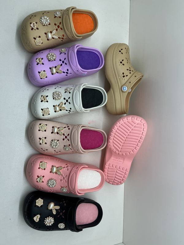 WOMAN CLOGS