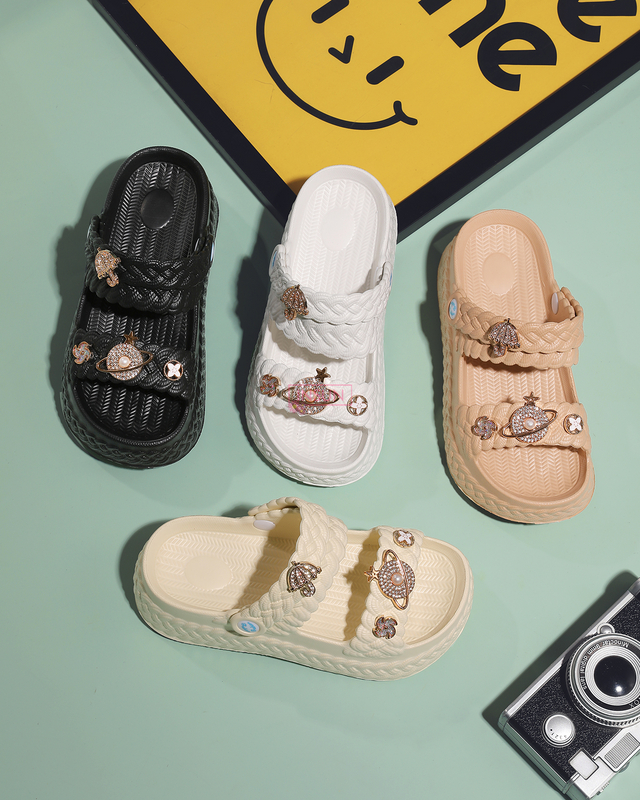 WOMAN CLOGS