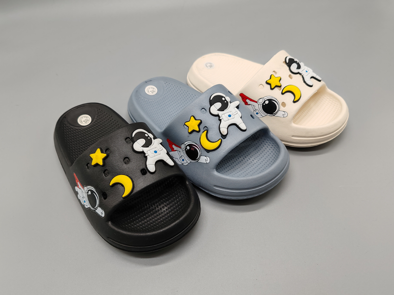 CHILD CLOGS