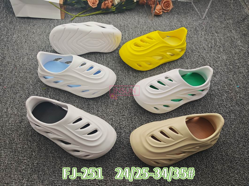 CHILD CLOGS