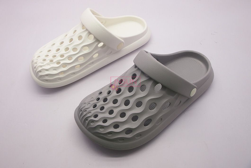 MEN CLOGS