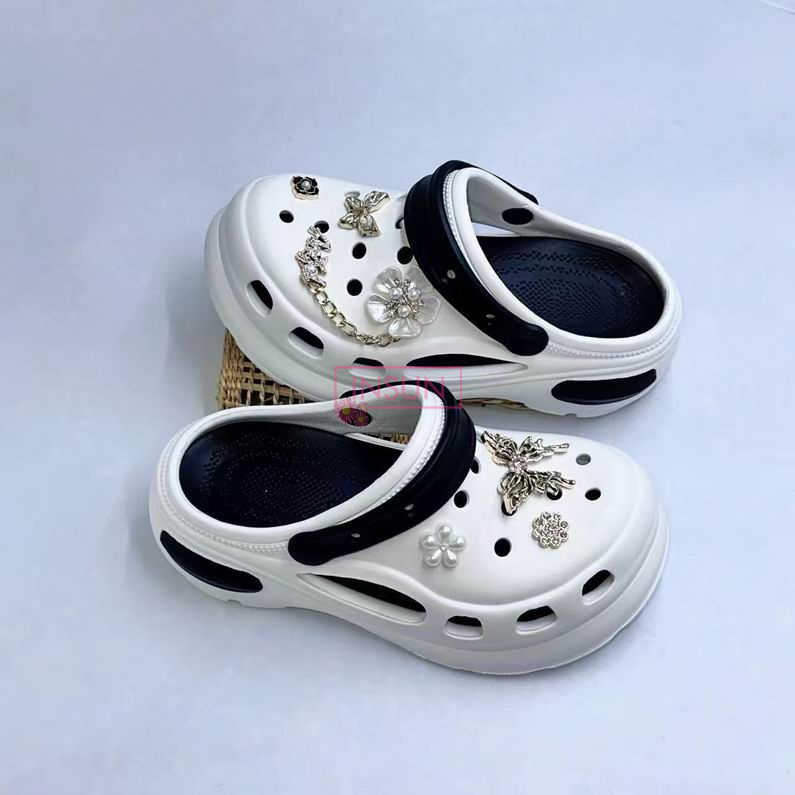 WOMAN CLOGS