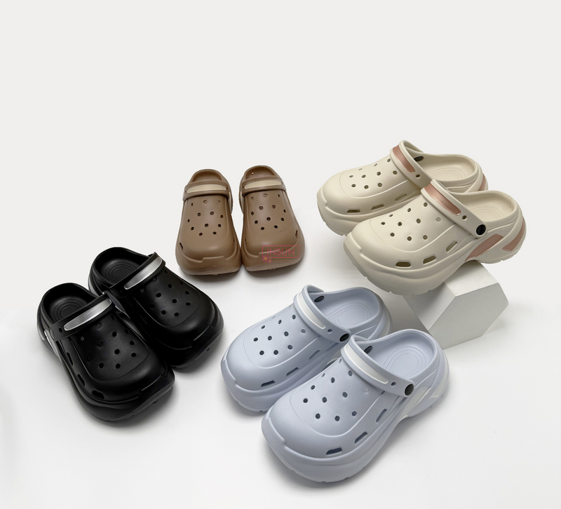 WOMAN CLOGS