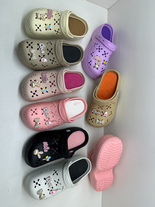 WOMAN CLOGS