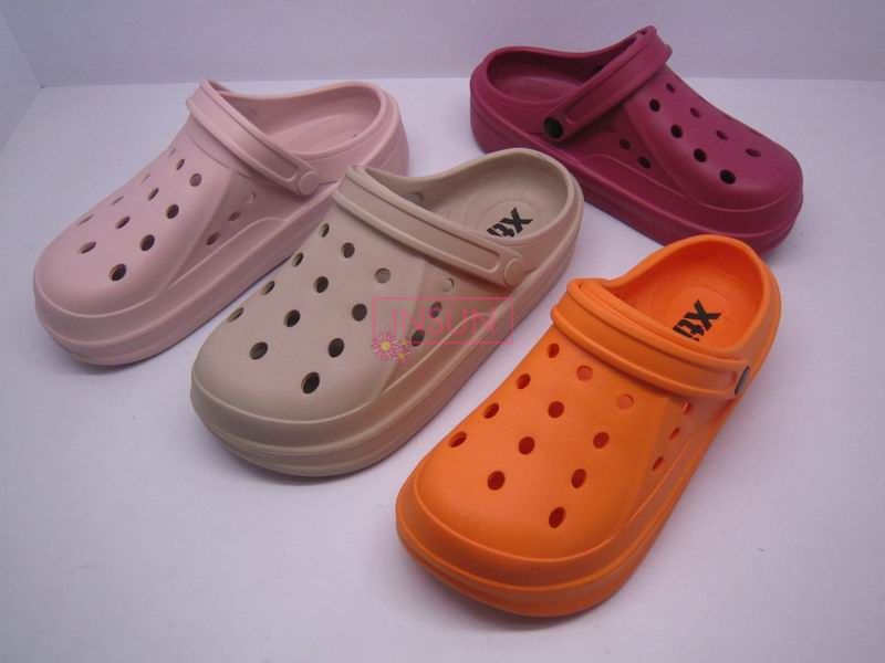 WOMAN CLOGS