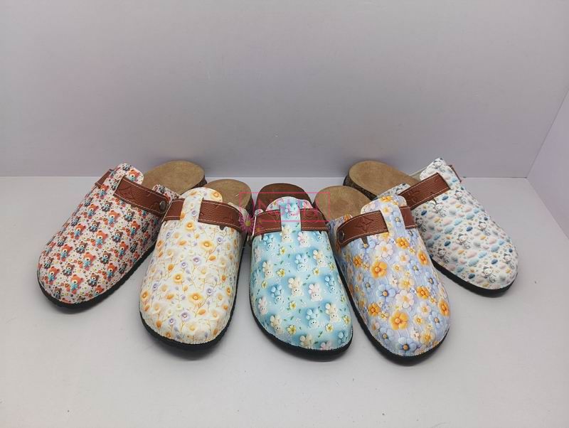 WOMAN CLOGS