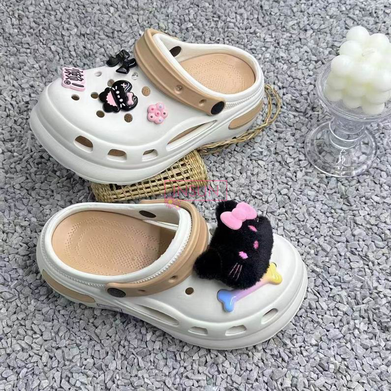 WOMAN CLOGS