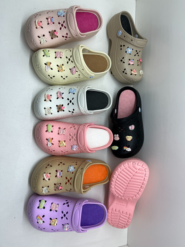 WOMAN CLOGS