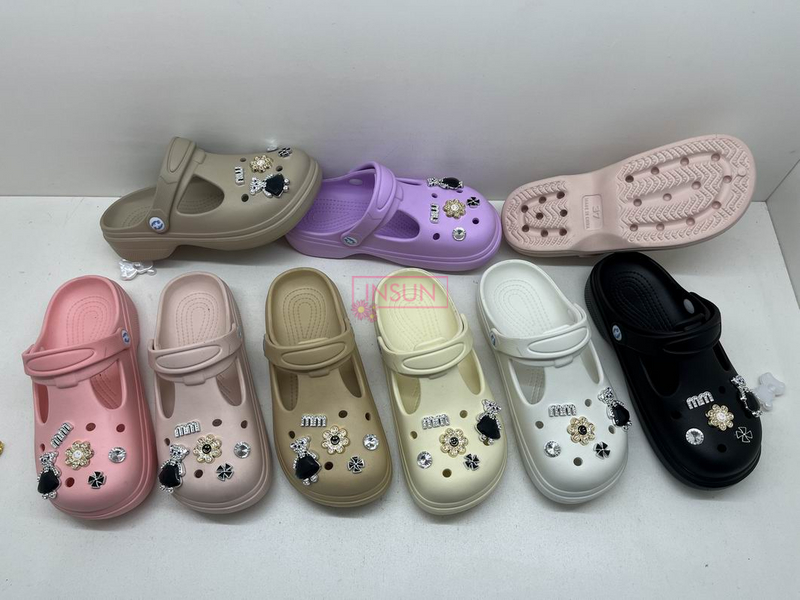 WOMAN CLOGS
