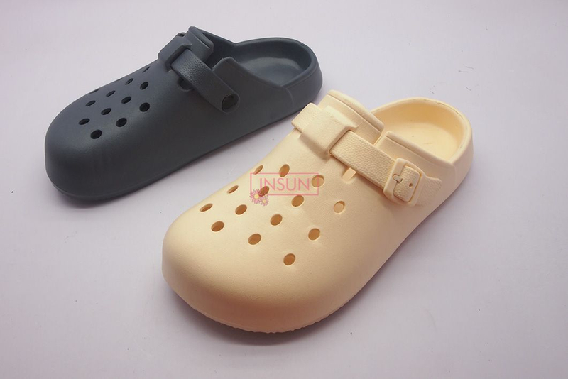 MEN CLOGS