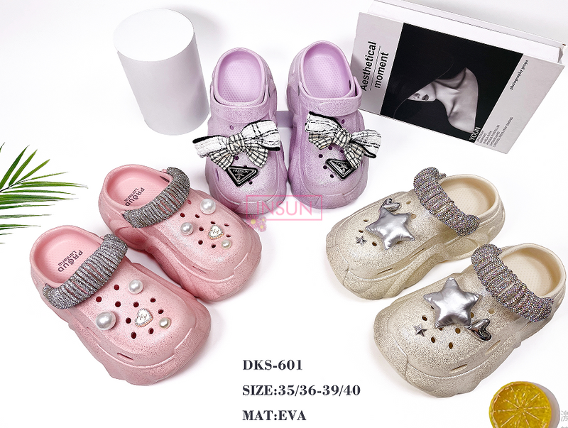 WOMAN CLOGS