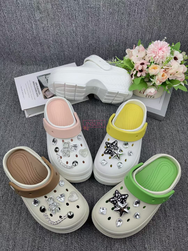 WOMAN CLOGS