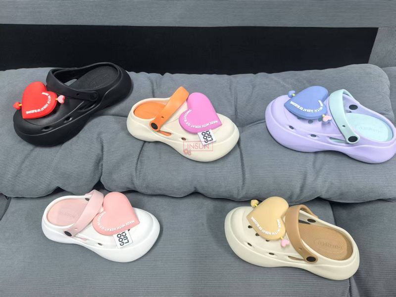 WOMAN CLOGS