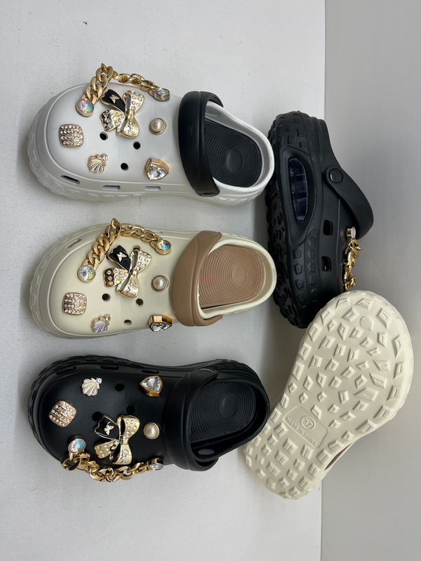WOMAN CLOGS