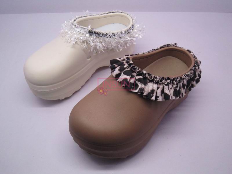 WOMAN CLOGS