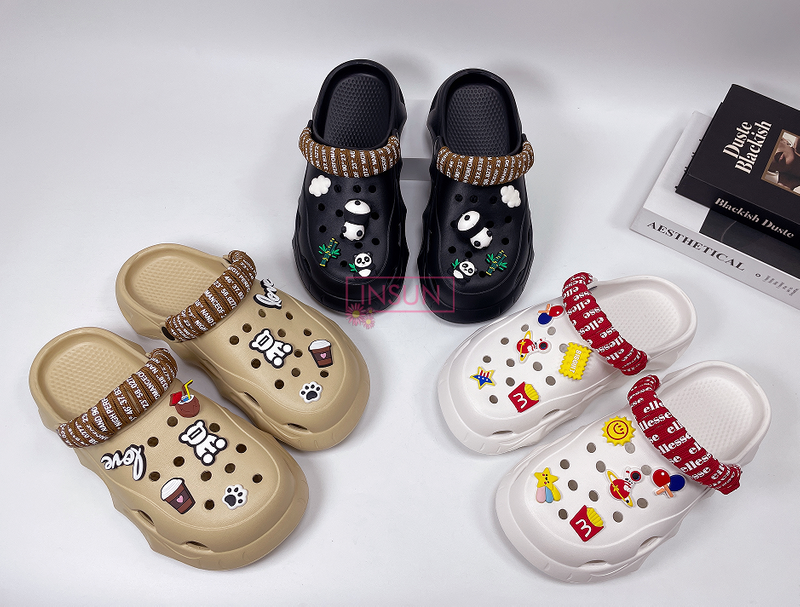 WOMAN CLOGS
