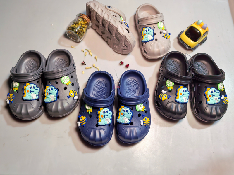 CHILD CLOGS
