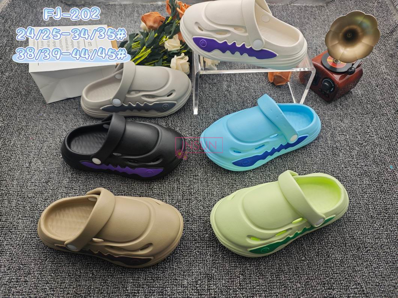CHILD CLOGS
