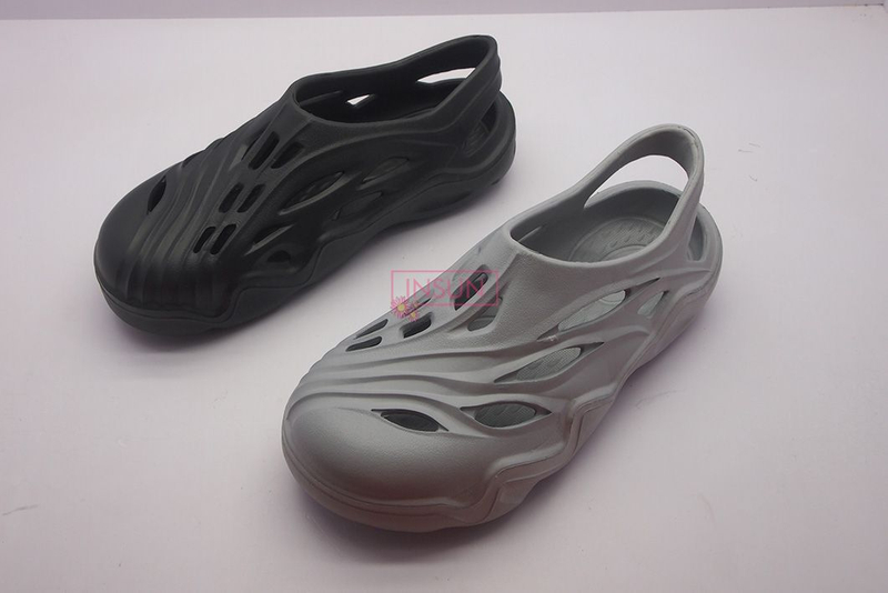 MEN CLOGS