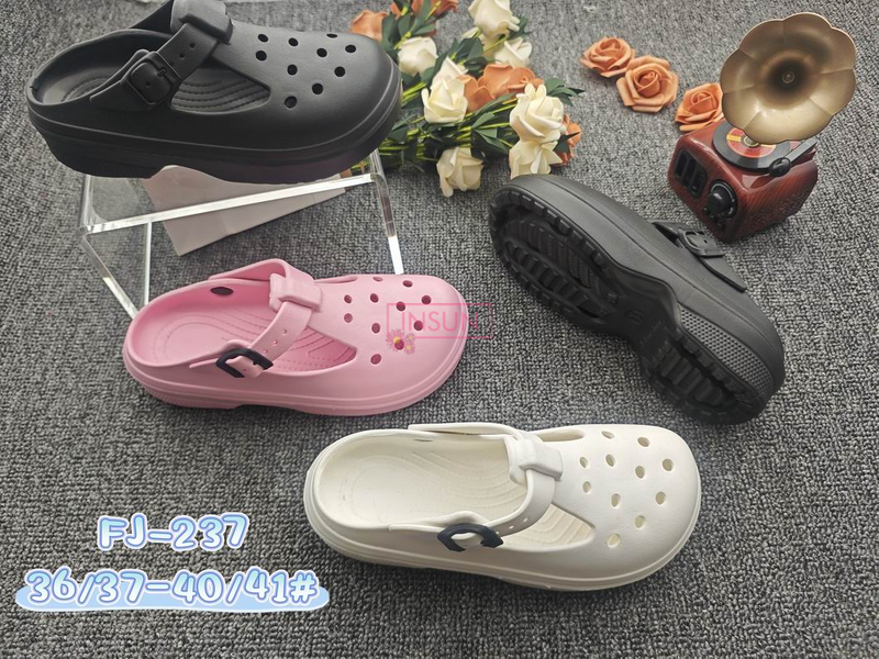 WOMAN CLOGS