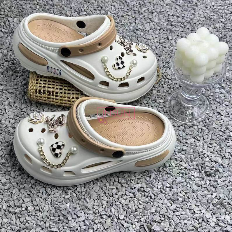 WOMAN CLOGS