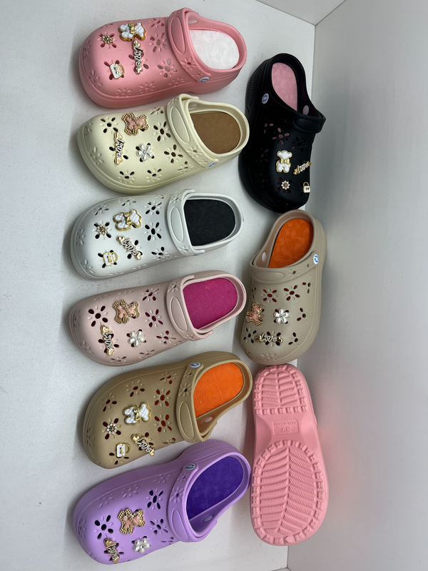 WOMAN CLOGS