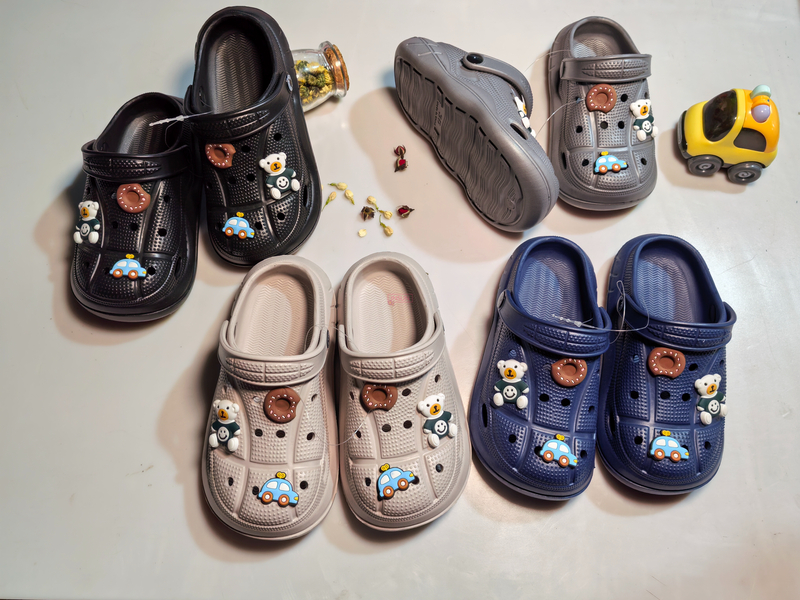 CHILD CLOGS