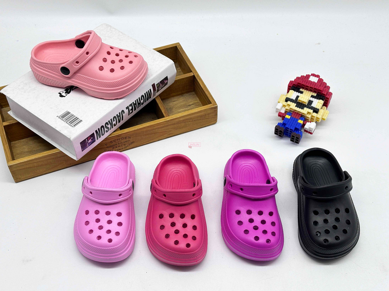 CHILD CLOGS