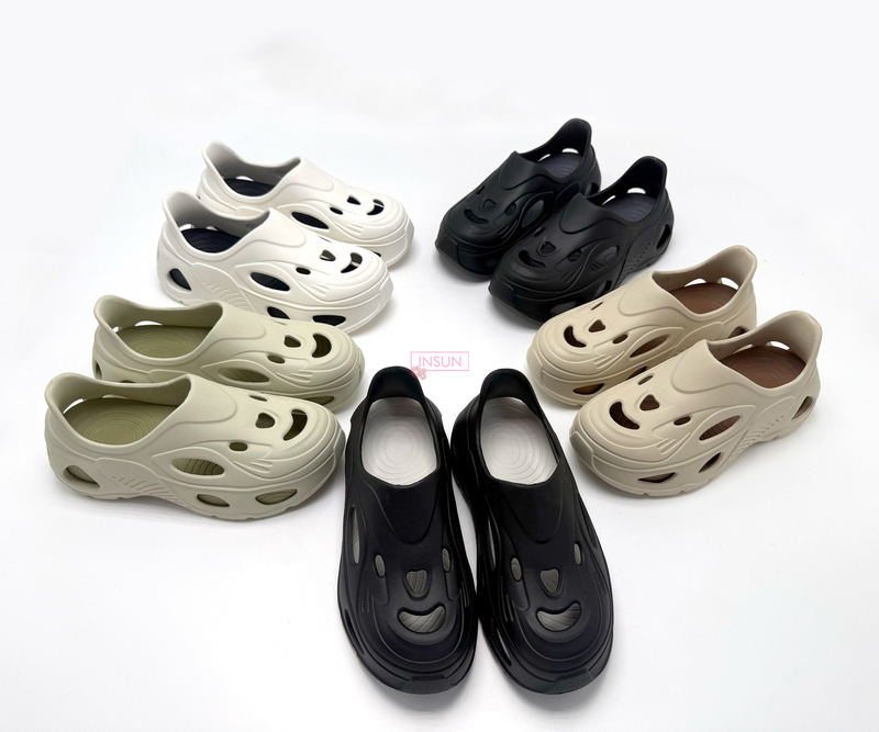 MEN CLOGS