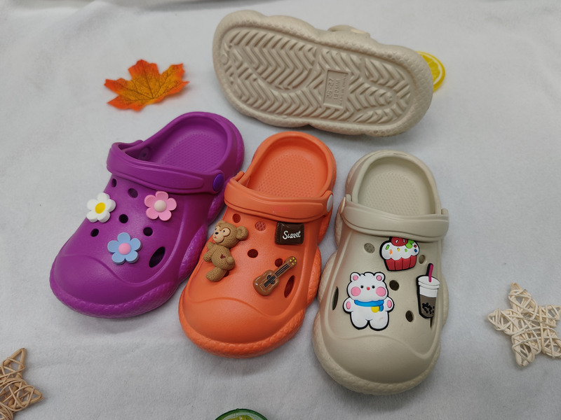 CHILD CLOGS