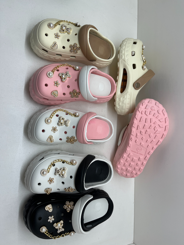 WOMAN CLOGS