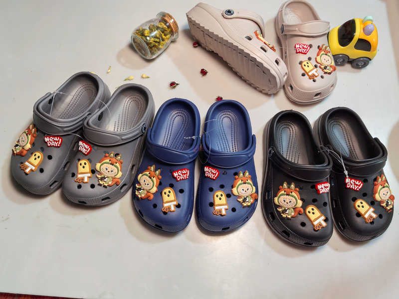 CHILD CLOGS
