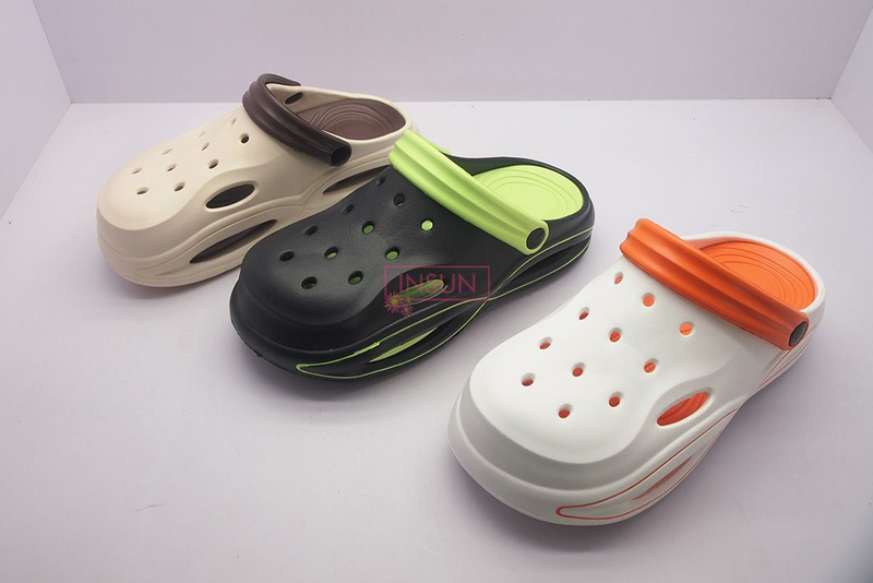 MEN CLOGS