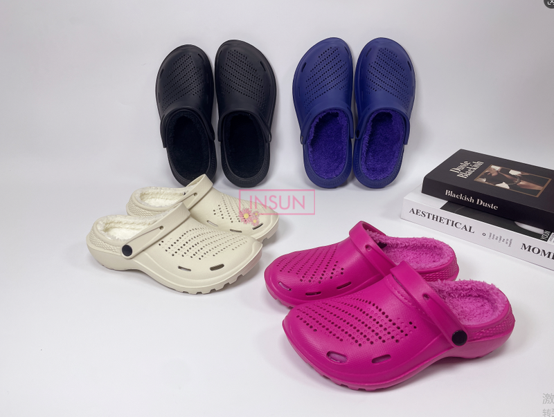 WOMAN CLOGS