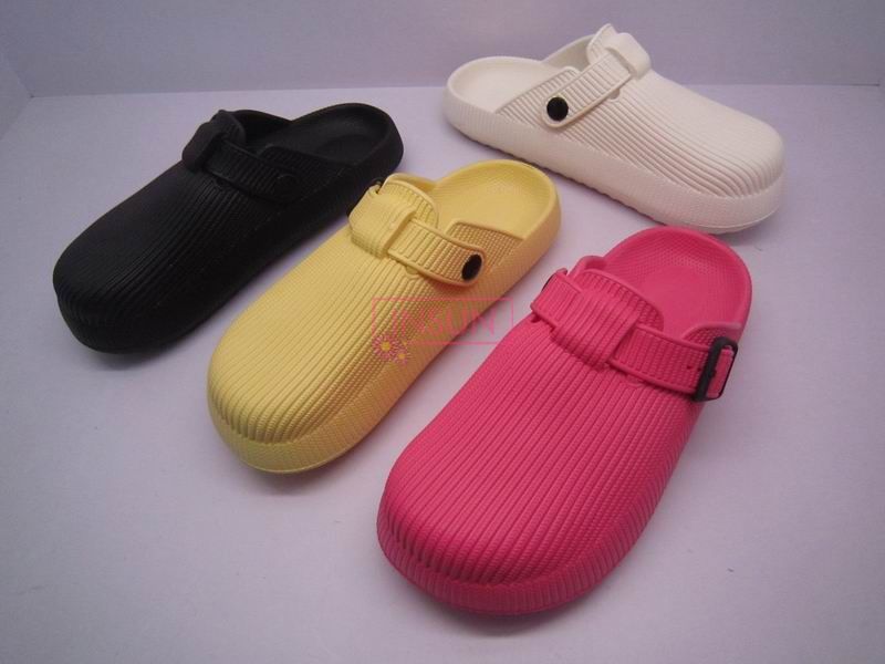WOMAN CLOGS